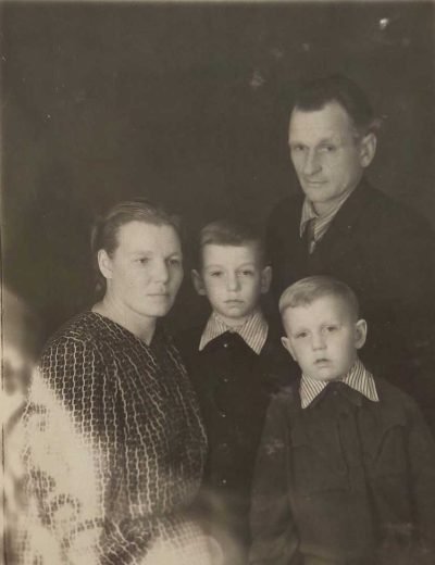Jonas Ir Ona Janusauskai Su Vaikais Algimantu Stovi Tarp Tevu Ir Povilu. 1950–1951 M 400x520